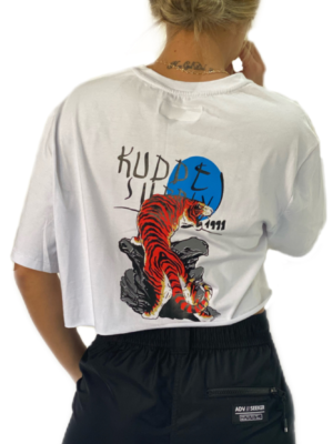Graphic-t-shirt cropped-donde-comprar-ropa-ecologica-slow-fashion-marcas-tienda-camisetas-de-mujer-camisas-con-estampado-blancas-negras-colombia-medellin-tiendas-online-colombia-compras-marcas-ropa-colombiana-2