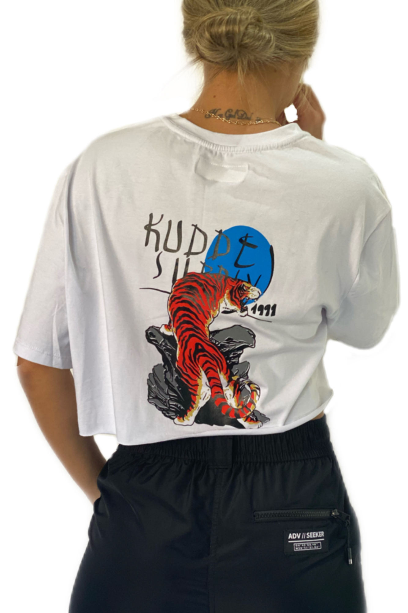 Graphic-t-shirt cropped-donde-comprar-ropa-ecologica-slow-fashion-marcas-tienda-camisetas-de-mujer-camisas-con-estampado-blancas-negras-colombia-medellin-tiendas-online-colombia-compras-marcas-ropa-colombiana-2